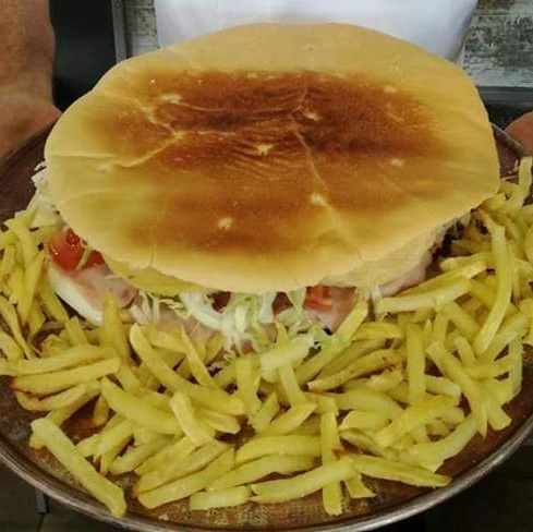 Miarma Toaa chef con hamburguesa